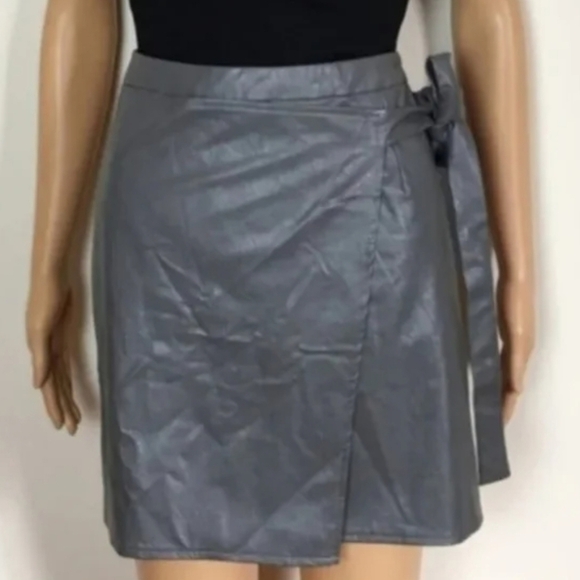 LF SEEK THE LABEL grey faux leather mini skirt - Picture 7 of 7
